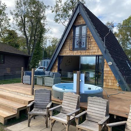 Widgeon Bespoke Cabin Is Lakeside With Private Fishing Peg, Hot Tub Situated At Tattershall Lakes Country Park Kültér fotó