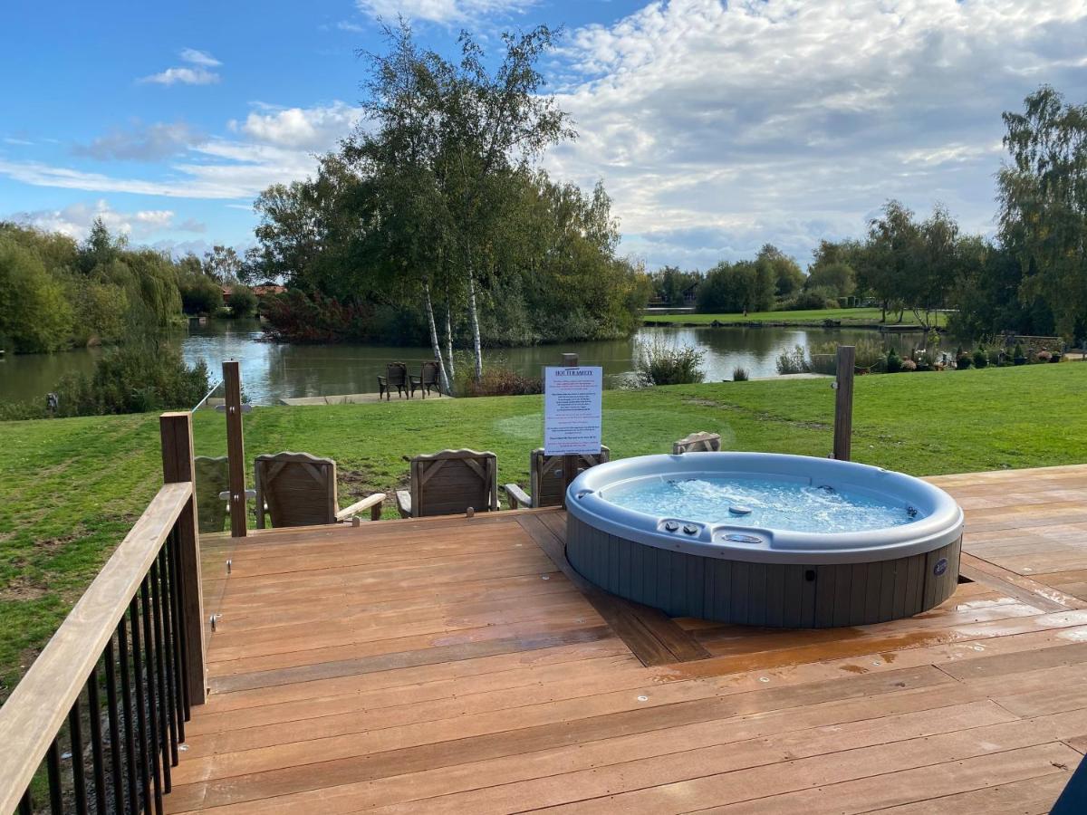 Widgeon Bespoke Cabin Is Lakeside With Private Fishing Peg, Hot Tub Situated At Tattershall Lakes Country Park Kültér fotó