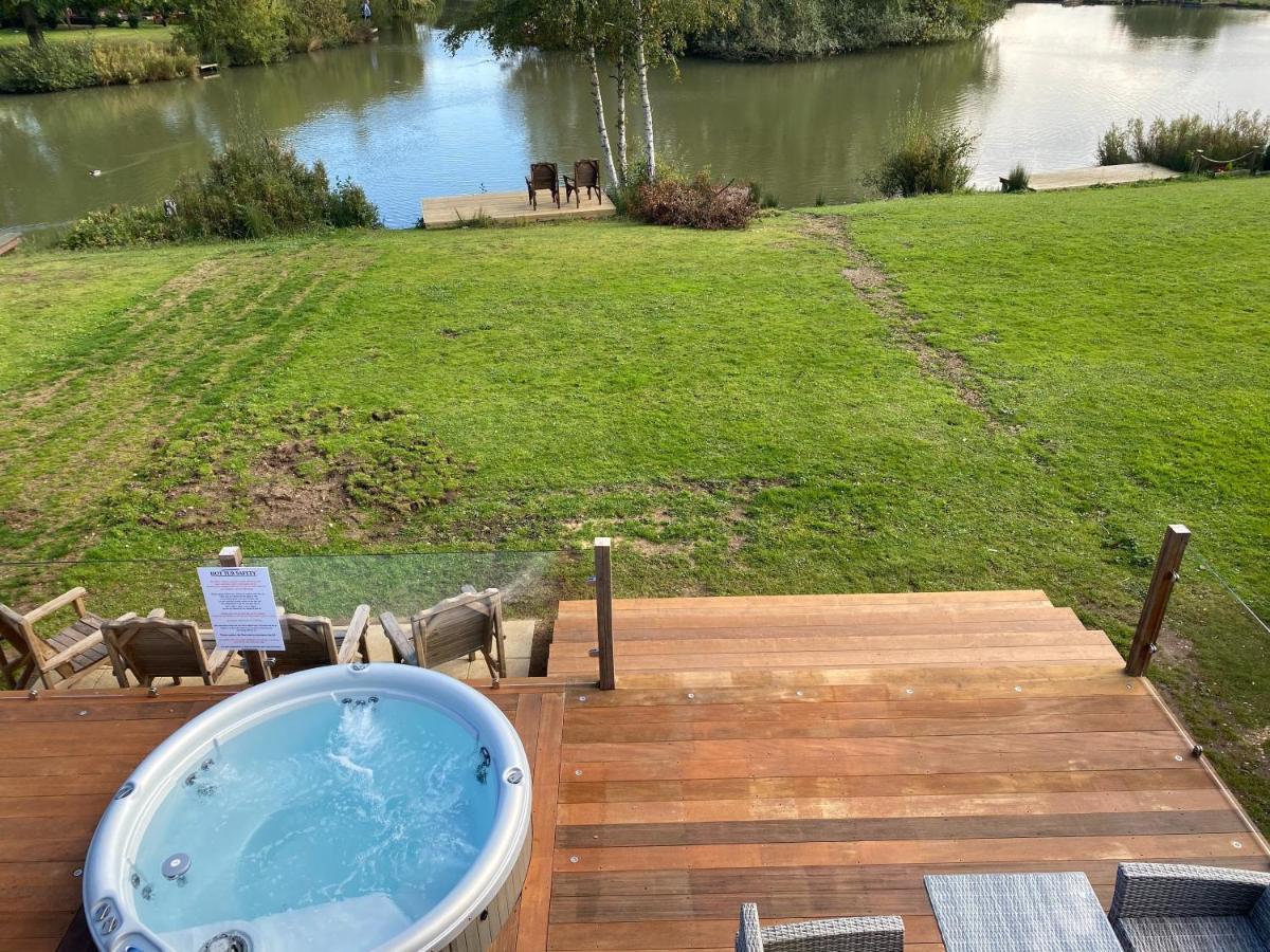 Widgeon Bespoke Cabin Is Lakeside With Private Fishing Peg, Hot Tub Situated At Tattershall Lakes Country Park Kültér fotó