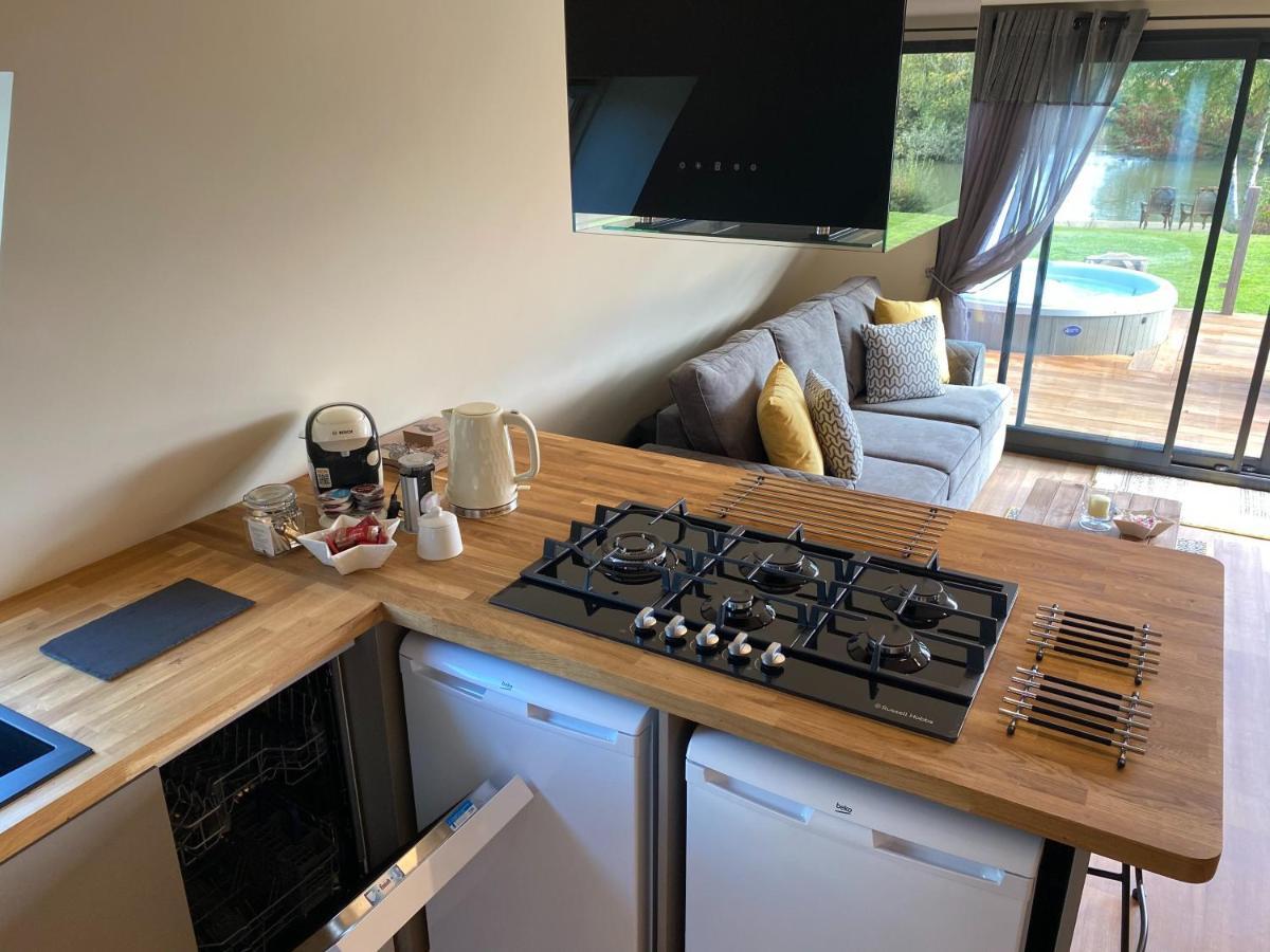 Widgeon Bespoke Cabin Is Lakeside With Private Fishing Peg, Hot Tub Situated At Tattershall Lakes Country Park Kültér fotó