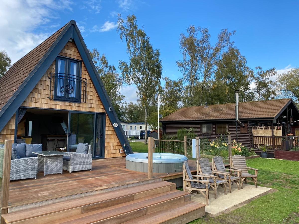Widgeon Bespoke Cabin Is Lakeside With Private Fishing Peg, Hot Tub Situated At Tattershall Lakes Country Park Kültér fotó