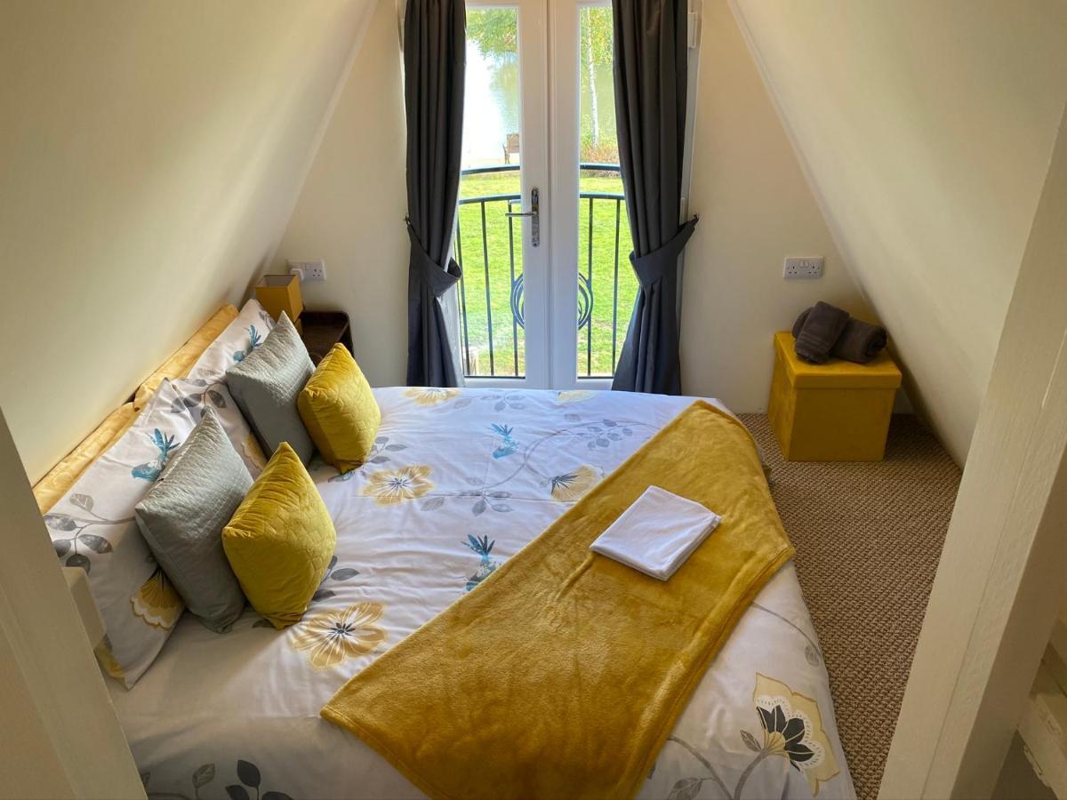 Widgeon Bespoke Cabin Is Lakeside With Private Fishing Peg, Hot Tub Situated At Tattershall Lakes Country Park Kültér fotó