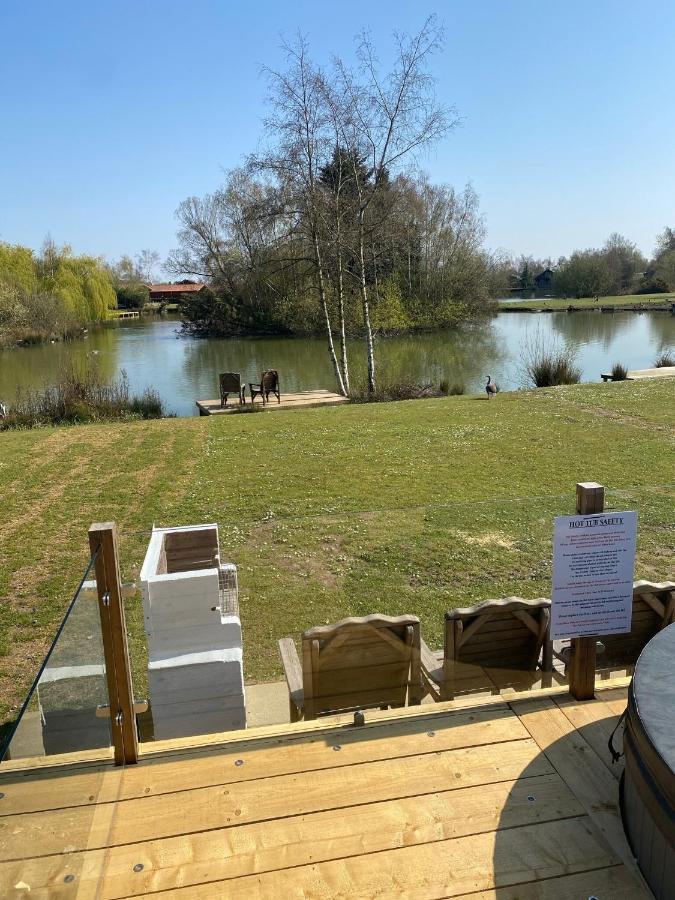 Widgeon Bespoke Cabin Is Lakeside With Private Fishing Peg, Hot Tub Situated At Tattershall Lakes Country Park Kültér fotó